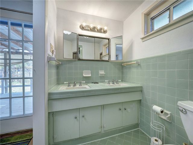 324 S 8th St, Aransas Pass, TX 78336