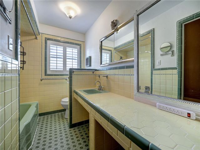 324 S 8th St, Aransas Pass, TX 78336