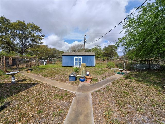 324 S 8th St, Aransas Pass, TX 78336