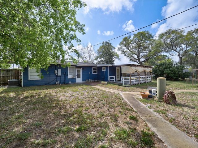 324 S 8th St, Aransas Pass, TX 78336