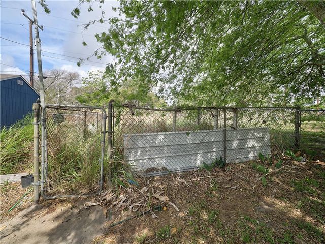 324 S 8th St, Aransas Pass, TX 78336