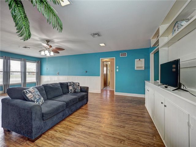 324 S 8th St, Aransas Pass, TX 78336