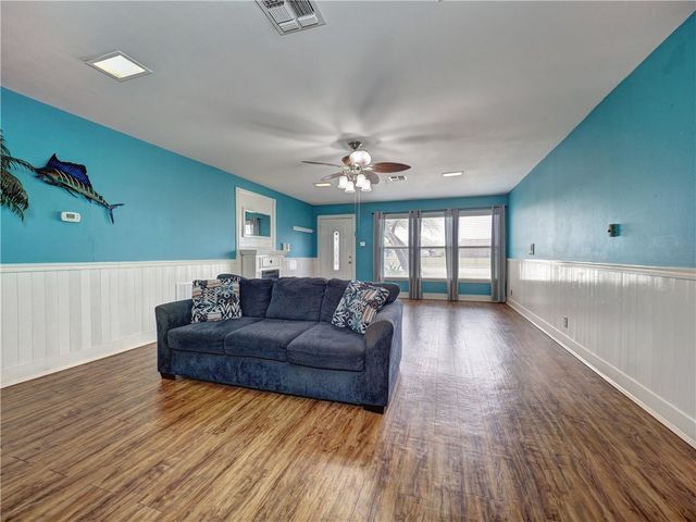 324 S 8th St, Aransas Pass, TX 78336