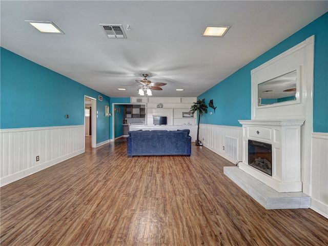 324 S 8th St, Aransas Pass, TX 78336