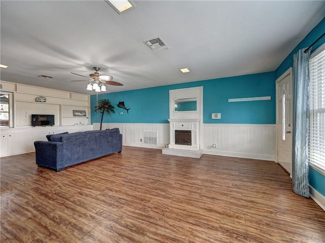 324 S 8th St, Aransas Pass, TX 78336