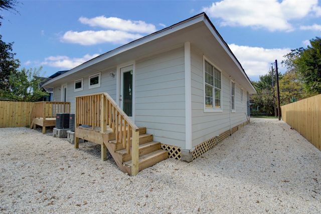 2214 Mckee Street, Houston, TX 77009