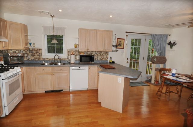 868 Main St, Wareham, MA 02576