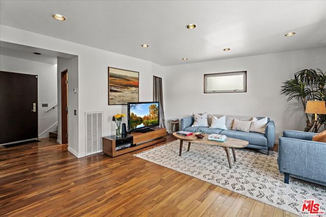 3234 Hillock Drive, Los Angeles, CA 90068