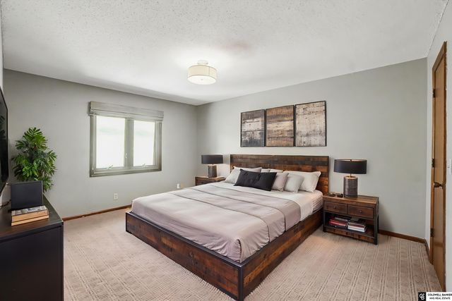 9374 Parker Street, Omaha, NE 68114