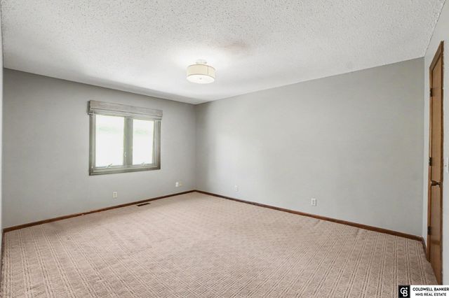 9374 Parker Street, Omaha, NE 68114