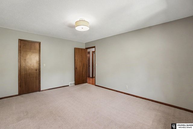 9374 Parker Street, Omaha, NE 68114