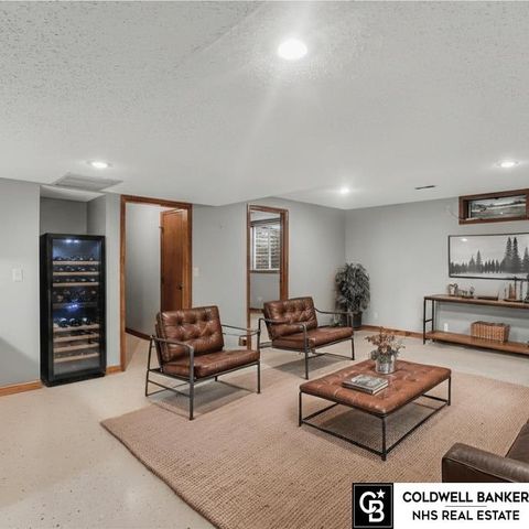 9374 Parker Street, Omaha, NE 68114