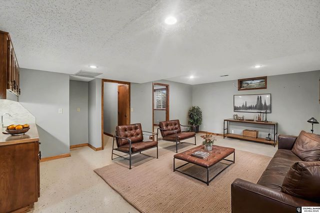 9374 Parker Street, Omaha, NE 68114