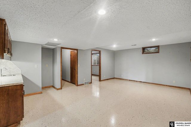 9374 Parker Street, Omaha, NE 68114