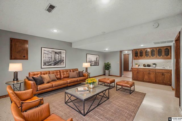 9374 Parker Street, Omaha, NE 68114