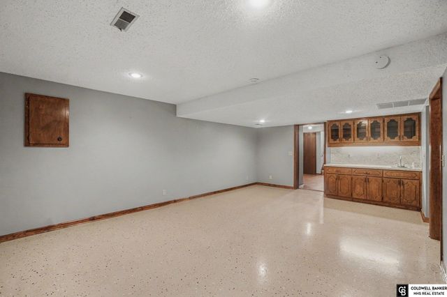 9374 Parker Street, Omaha, NE 68114