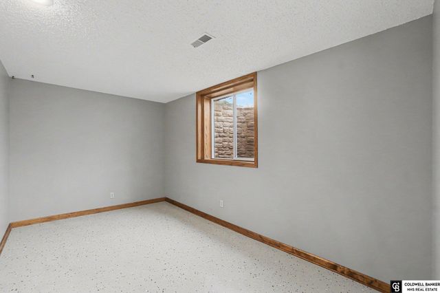 9374 Parker Street, Omaha, NE 68114