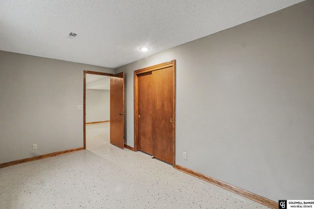 9374 Parker Street, Omaha, NE 68114