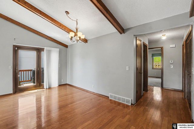 9374 Parker Street, Omaha, NE 68114