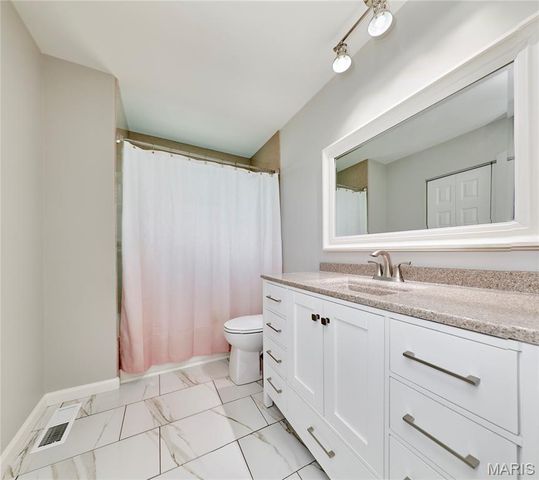 17 Ridgemoor Drive, Fenton, MO 63026