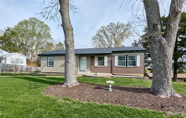 17 Ridgemoor Drive, Fenton, MO 63026