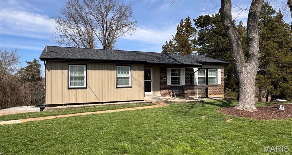 17 Ridgemoor Drive, Fenton, MO 63026