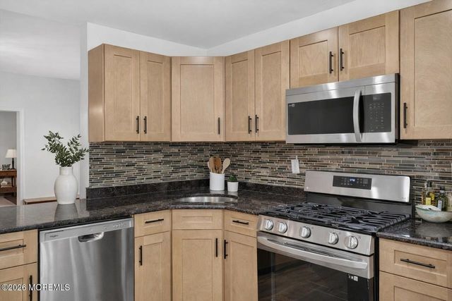 28 WILLOW ST, Bayonne, NJ 07002