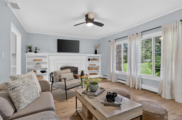 3885 Quarton Road, Bloomfield Charter Township, MI 48302
