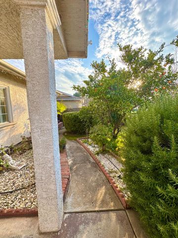 5914 Canary Dr, North Highlands, CA 95660