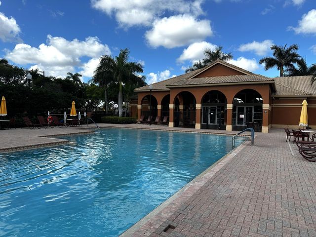 155 Bella Vista Way, Royal Palm Beach, FL 33411