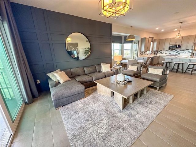 163 Indies DR E # 206, Naples, FL 34114