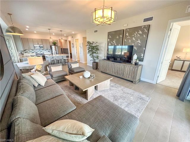 163 Indies DR E # 206, Naples, FL 34114