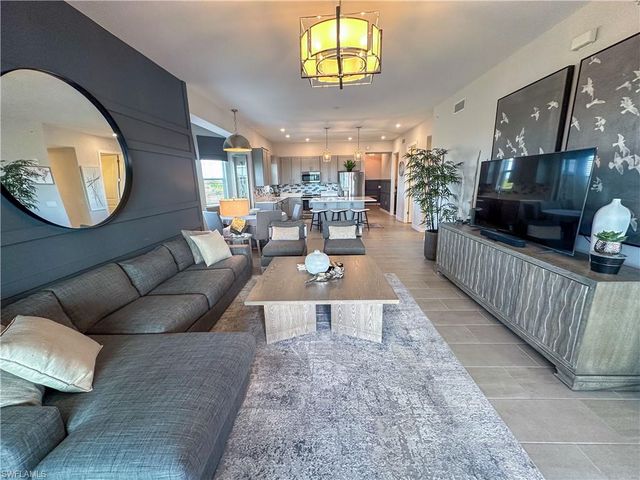 163 Indies DR E # 206, Naples, FL 34114