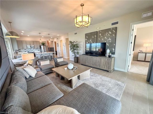 163 Indies DR E # 206, Naples, FL 34114