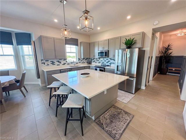 163 Indies DR E # 206, Naples, FL 34114