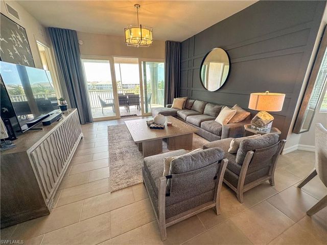 163 Indies DR E # 206, Naples, FL 34114