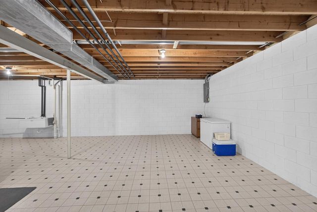 808 Schloemer DRIVE, West Bend, WI 53095