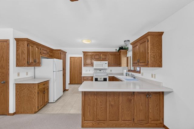 808 Schloemer DRIVE, West Bend, WI 53095