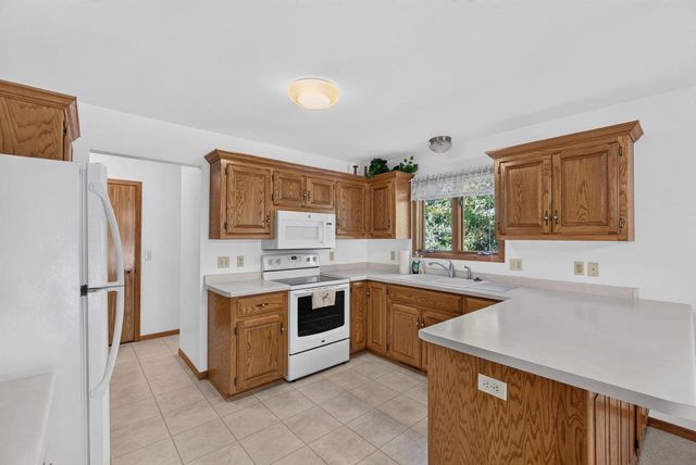 808 Schloemer DRIVE, West Bend, WI 53095