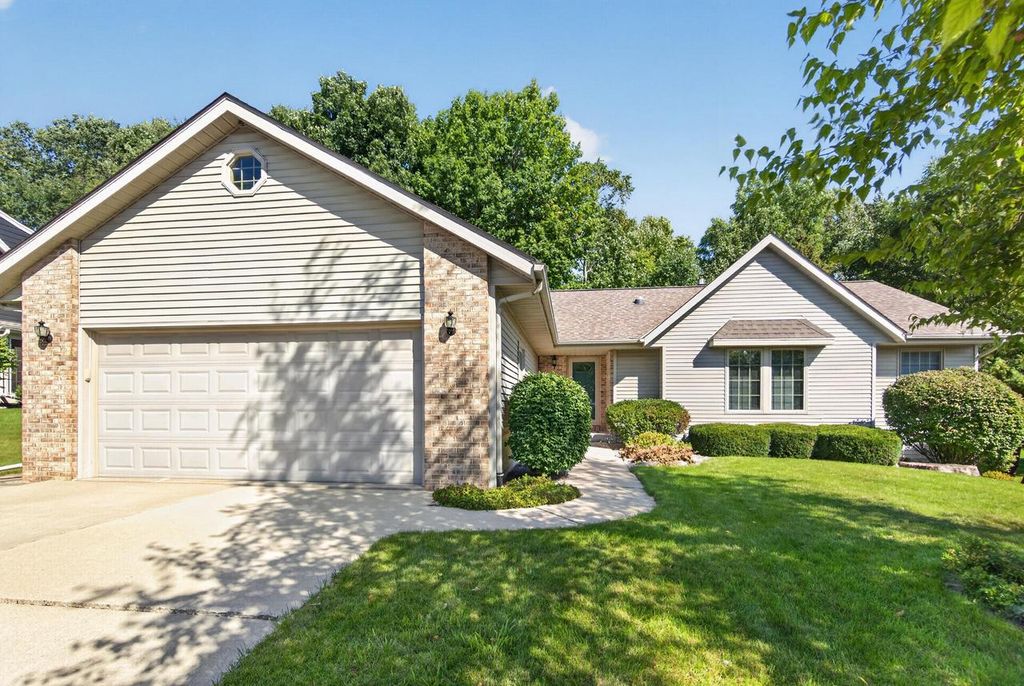 808 Schloemer DRIVE, West Bend, WI 53095