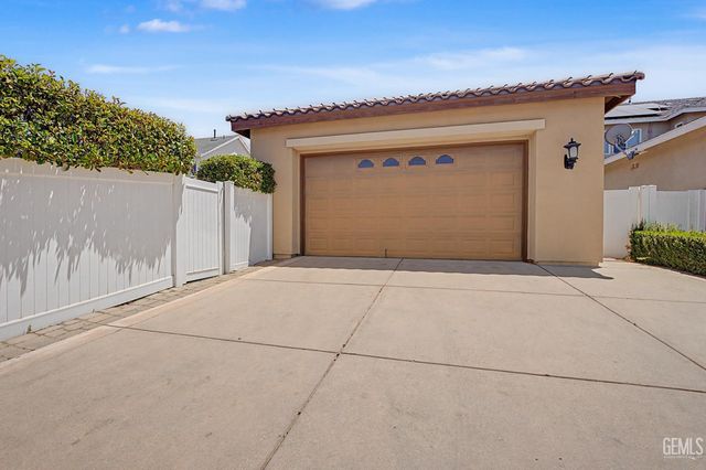 2907 Oakley Street, Bakersfield, CA 93311