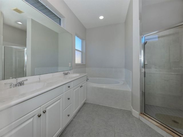 111 WAYFOREST DRIVE, Venice, FL 34292