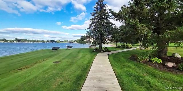 3416 Loon Lake Court, Waterford, MI 48329