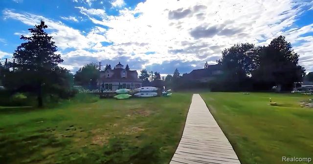 3416 Loon Lake Court, Waterford, MI 48329