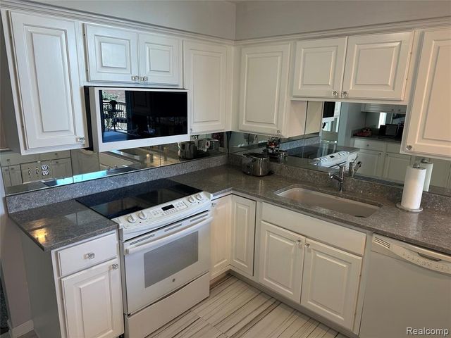 3416 Loon Lake Court, Waterford, MI 48329