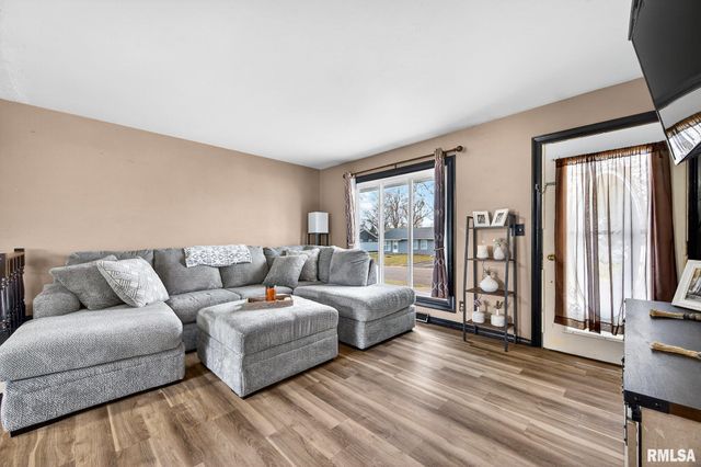 207 N LINNHILL Lane, Washington, IL 61571