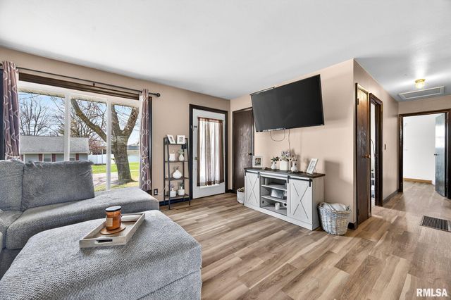 207 N LINNHILL Lane, Washington, IL 61571