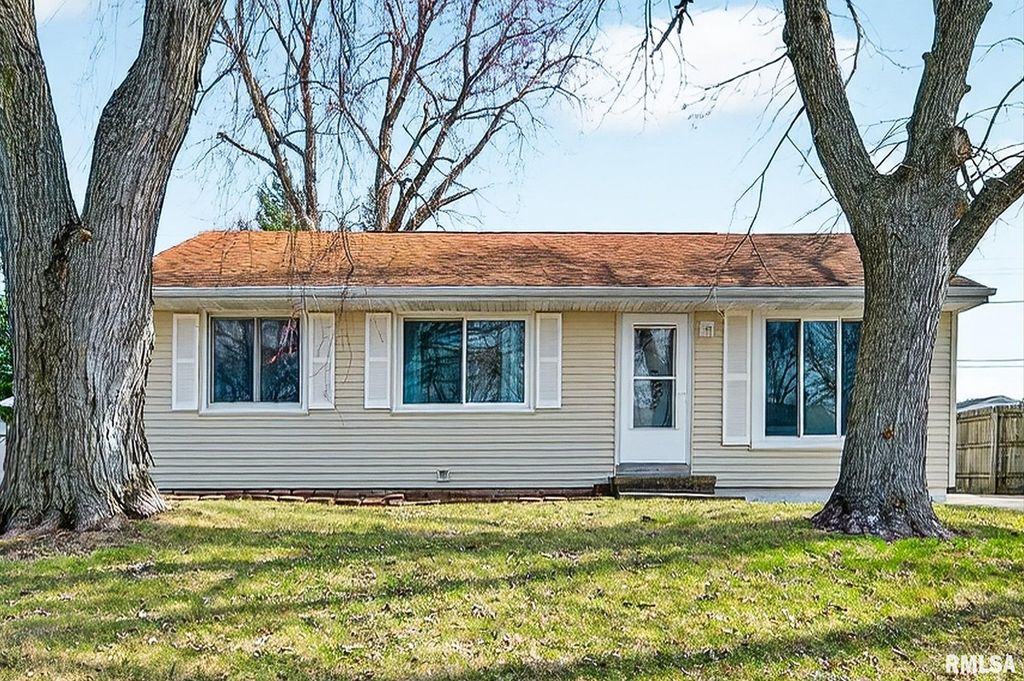 207 N LINNHILL Lane, Washington, IL 61571