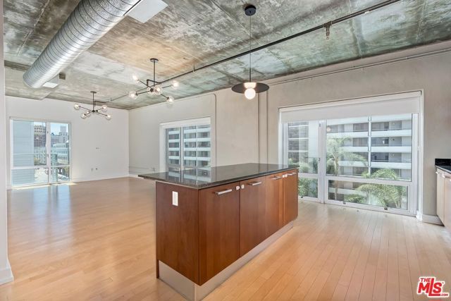 645 W 9th Street 500, Los Angeles, CA 90015