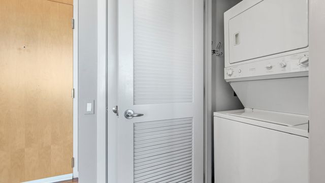 500 W Superior Street 2002, Chicago, IL 60654